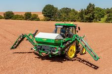 The pneumatic distribution allows precision border application to the neighbouring plots. The self-supporting booms are designed for stability and durability. Hydraulic folding of the booms is also available.