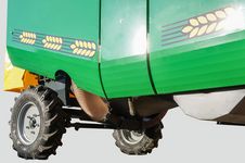 The compact sieve box with only one injection sluice enables a very short wheel base which makes this plot combine harvester very maneuverable even in tight breeding yards.
