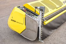 Side knives: Quick coupling and breakaway side knives attach easily, with hydraulic couplers recessed in the frame.