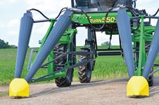 The ZÜRN 610 plot divider is extraordinarily gentle on the crop when it is in operation. The long, shallow-sloping torpedoes of the front attachment are hydraulically powered. The working width of the plot divider is automatically adjusted via the track width adjustment.