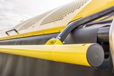 Crop deflector: The hydraulic crop deflector features height control from the cab to adapt to varying growth heights.