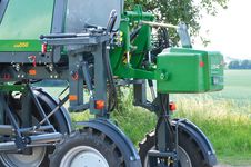 When fitted to the rear of the tool carrier, implements (such as the ZÜRN D55 fertilizer spreader) can also be used in high crops.