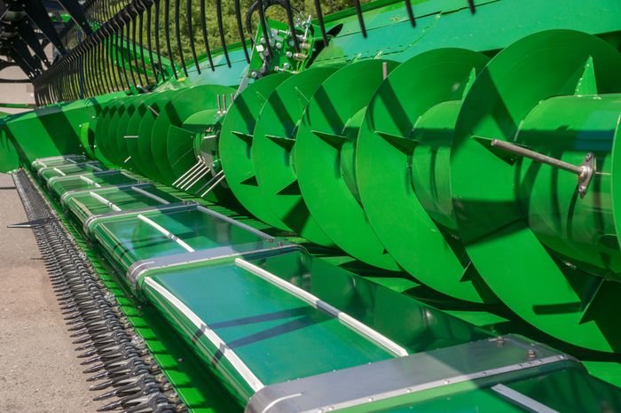 El enorme sinfín de alimentación de 76 cm de diámetro proporciona mucho espacio para el producto cosechado. Para una capacidad de cosecha masiva de colza, de máximo rendimiento y sin precedentes.
