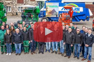 The ZÜRN team Hohebuch, together with the jubuilee Dr. Hans-Ulrich Hege, in front of historic HEGE and current ZÜRN combine harvesters.