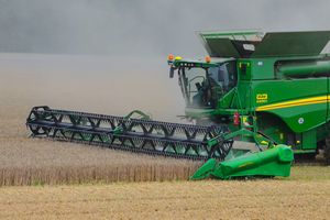 Maximale Ernteleistung ohne Schneidwerksumbauten in Getreide und Raps erzielt das neue PremiumFlow Mega-Schneidwerk mit 12,20 m Arbeitsbreite.