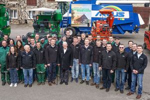The ZÜRN team Hohebuch, together with the jubuilee Dr. Hans-Ulrich Hege, in front of historic HEGE and current ZÜRN combine harvesters.
