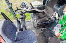 Innovation 6 | More comfort for the plot combine: The new comfort cab of the ZÜRN 150 provides a completely
new workspace. All control elements and the multifunction lever are now ergonomically integrated in the armrest.