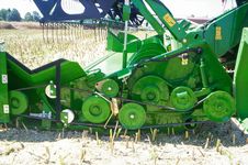 No separate attachment parts: The extractable belt tensioning bracket can stay in the cutting platform when harvesting grain.
