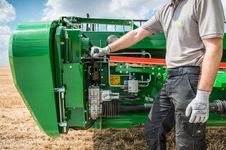 Lift the auger up in seconds: To change the auger position for harvsting rapeseed, simply pump it up hydraulically. No tools required and it takes just a few seconds - thanks to a new drive geometry.
