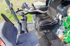 Highest operator comfort: The modern cab has an intelligent space concept for driver, operator and sample logistics. All controls including the multifunction lever are integrated into the armrest ergonomically.
Zürn Harvesting