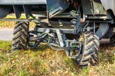 Maximum traction and stability: Powerful ground drive with central hydraulic motor and mechanical differential lock. The multi-link rear axle with 4WD adapts to the ground with a huge swing angle. Minimum ground compaction is achieved with large wheels.